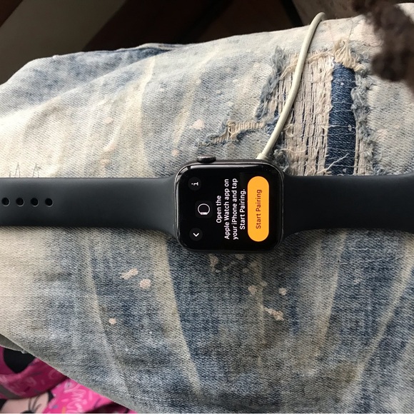 Apple Watch SE (2022) (GPS + Cellular, 44mm) - Midnight Aluminum - Picture 3 of 7